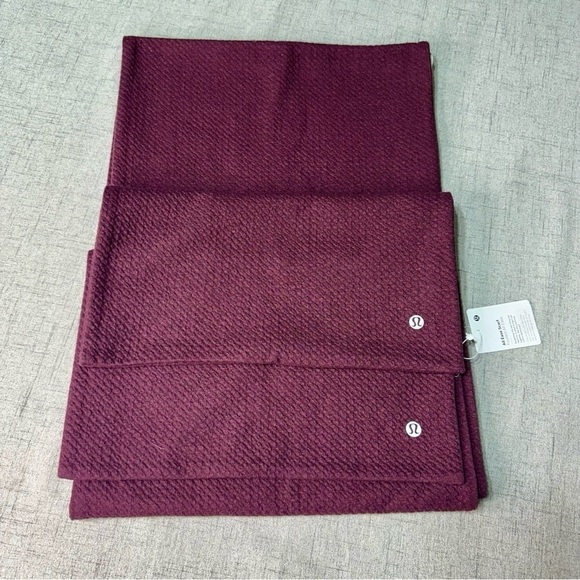 Lululemon All Ease Winter Scarf Heathered Cassis & Black NWT - Picture 3 of 7